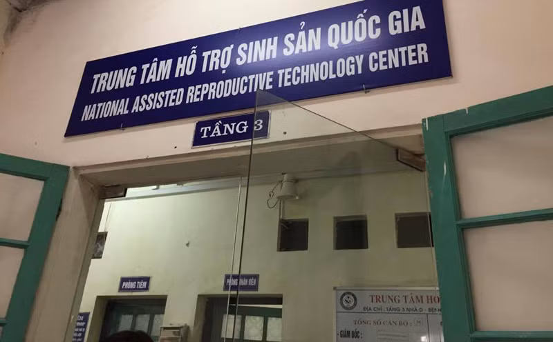 Trung bình mỗi ngày có khoảng 100 cặp vợ chồng tới trung tâm tìm kiếm các biện pháp điều trị vô sinh, hiếm muộn.