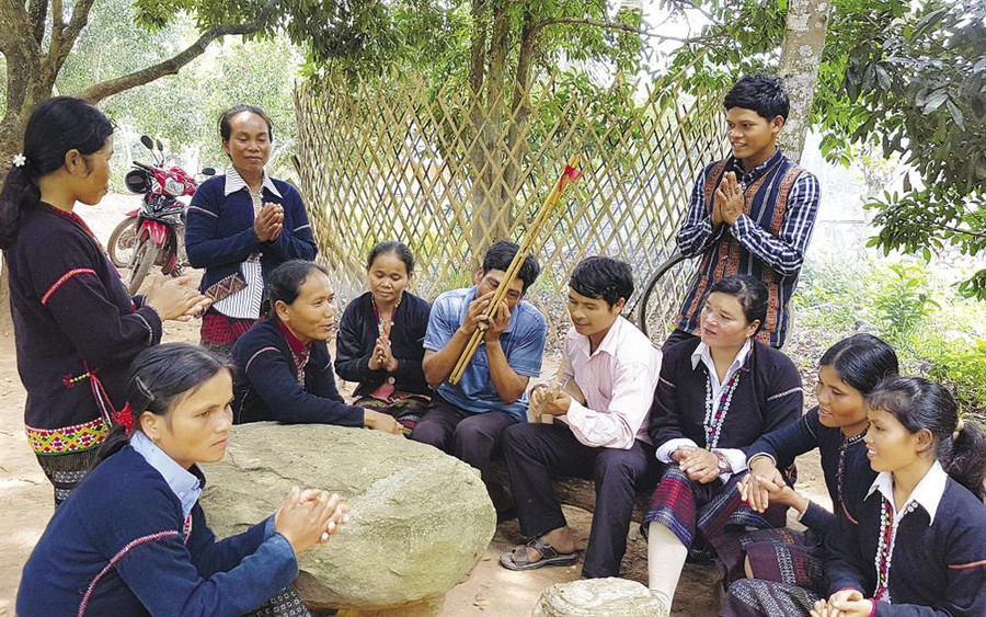 Một buổi sinh hoạt của CLB dân ca cụm thôn Húc – Pa Lu có sự tham gia của các nghệ nhân. Một buổi sinh hoạt của CLB dân ca cụm thôn Húc – Pa Lu có sự tham gia của các nghệ nhân.