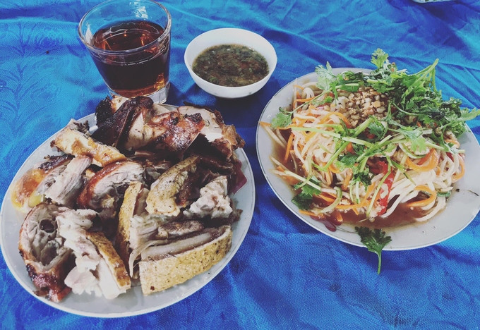 Là người đam mê ẩm thực, nên đi đến đâu Tuấn cùng dành thời gian chụp lại những món ăn trên đường. Mặc dù không tiết lộ chi phí cho hành trình nhưng Tuấn chia sẻ 