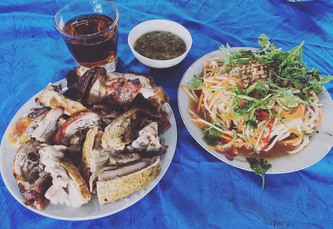 Là người đam mê ẩm thực, nên đi đến đâu Tuấn cùng dành thời gian chụp lại những món ăn trên đường. Mặc dù không tiết lộ chi phí cho hành trình nhưng Tuấn chia sẻ 