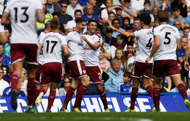 Niềm vui của các cầu thủ Burnley sau khi ghi bàn vào lưới Chelsea. Niềm vui của các cầu thủ Burnley sau khi ghi bàn vào lưới Chelsea.