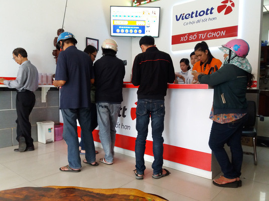 Người dân TP. Hồ Chí Minh mua vé số điện toán
