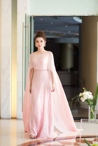 Cô vẫn giữ được thần sắc rạng rỡ và lộng lẫy trong bộ váy màu hồng bay bổng của nhà thiết kế Đỗ Long. Bộ váy gam màu pastel duyên dáng, với chi tiết hai vạt váy cách điệu khiến Huyền My xinh đẹp tựa một ‘nữ thần’.