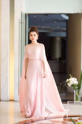  Bộ váy gam màu pastel duyên dáng, với chi tiết hai vạt váy cách điệu khiến Huyền My xinh đẹp tựa một ‘nữ thần’.