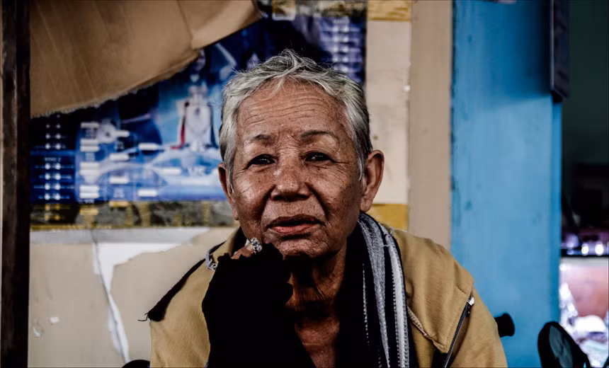 Sự khắc khổ, trải đời in hằn lên gương mặt người đàn bà cửu vạn ở chợ Bến Thành (TP.HCM). Dù vậy bà vẫn vui theo một cách rất hào sảng, khác với những người mà người ta cho là thành công nhưng sống một cuộc đời máy móc. Người Sài Gòn luôn thật thà và lạc quan theo một cách rất 