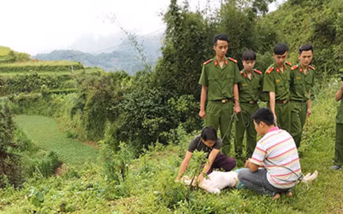 Công an dựng lại hiện trường vụ án.