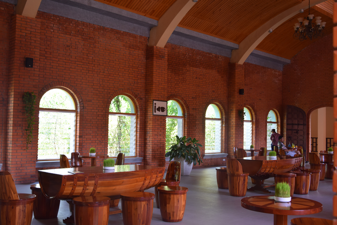 Ngoài khu vực hầm rượu, trên các hành lang có quán cà phê được thiết kế như những thùng rượu vang.