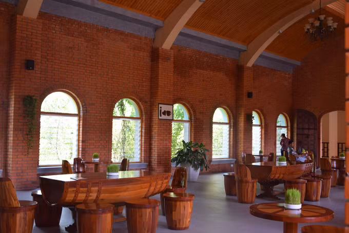 Ngoài khu vực hầm rượu, trên các hành lang có quán cà phê được thiết kế như những thùng rượu vang.