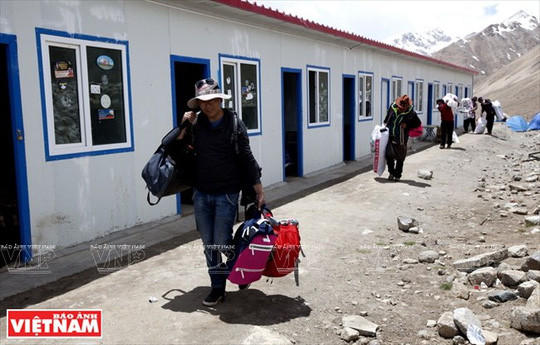 Hành trang của du khách được hướng dẫn viên người Tạng đem đến mỗi điểm dừng chân. Hành trang của du khách được hướng dẫn viên người Tạng đem đến mỗi điểm dừng chân.