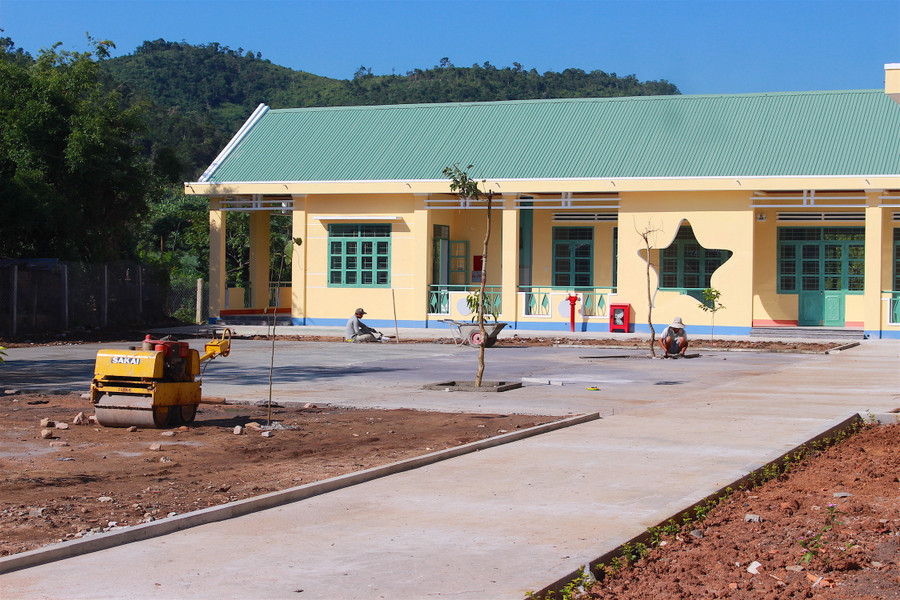 Trường Mầm non Sao Mai đang được hoàn thiện các hạng mục để kịp phục vụ cho năm học mới. Ảnh: Hồng Thi