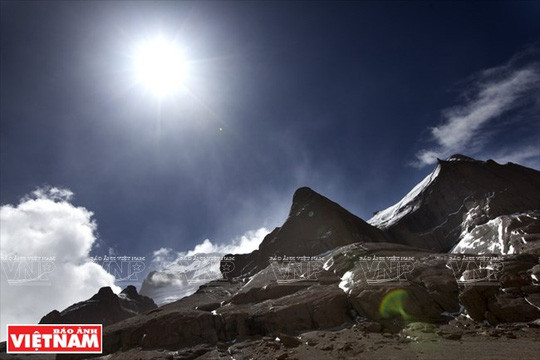 Núi Kailash có nghĩa là ''viên ngọc quý tuyết vĩnh cửu,'' nơi ẩn chứa nhiều điều huyền bí. Núi Kailash có nghĩa là ''viên ngọc quý tuyết vĩnh cửu,'' nơi ẩn chứa nhiều điều huyền bí.