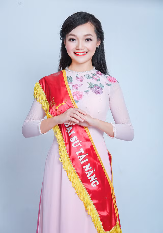 Duyên dáng với giải thưởng “Đại sứ tài năng”, cuộc thi Nữ sinh thanh lịch ĐH Quốc gia Hà Nội 2015.