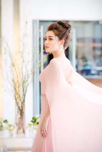 Huyền My cũng làm việc với các nhà thiết kế quốc phục, bikini, trang phục dạ hội để chuẩn bị cho các phần thi.