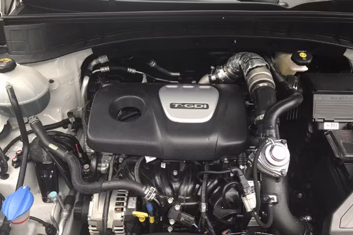 Bên cạnh đó, rất có thể lựa chọn hộp số sẽ là hộp số ly hợp kép 7 cấp DCT như phiên bản Turbo ở thị trường nước ngoài. Nếu những thông tin này được phía Hyundai Thành Công xác thực, thì Hyundai Tucson sẽ là chiếc xe đầu tiên trong phân khúc được trang bị 2 công nghệ động cơ – hộp số thời thượng nhất hiện nay: động cơ tăng áp và hộp số ly hợp kép.