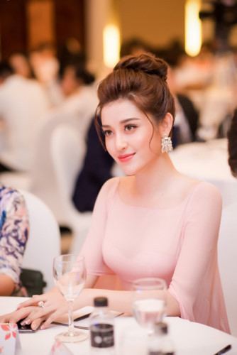 “Chỉ còn hơn một tháng nữa là sẽ diễn ra cuộc thi, mọi sự chuẩn bị đang vô cùng khẩn trương. Nhiều lúc My thấy kiệt sức nhưng chứng kiến sự tâm huyết của cả một ê-kíp càng không cho phép My bỏ cuộc. Mục tiêu lớn nhất của My lúc này chính là mang vinh quang về cho Việt Nam” - Á hậu chia sẻ. “Chỉ còn hơn một tháng nữa là sẽ diễn ra cuộc thi, mọi sự chuẩn bị đang vô cùng khẩn trương. Nhiều lúc My thấy kiệt sức nhưng chứng kiến sự tâm huyết của cả một ê-kíp càng không cho phép My bỏ cuộc. Mục tiêu lớn nhất của My lúc này chính là mang vinh quang về cho Việt Nam” - Á hậu chia sẻ.