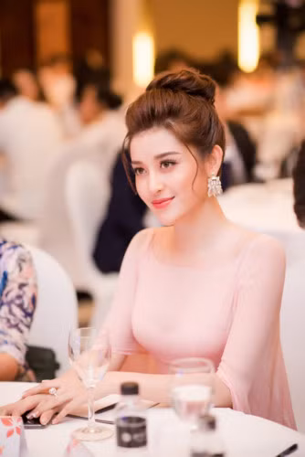 “Chỉ còn hơn một tháng nữa là sẽ diễn ra cuộc thi, mọi sự chuẩn bị đang vô cùng khẩn trương. Nhiều lúc My thấy kiệt sức nhưng chứng kiến sự tâm huyết của cả một ê-kíp càng không cho phép My bỏ cuộc. Mục tiêu lớn nhất của My lúc này chính là mang vinh quang về cho Việt Nam” - Á hậu chia sẻ.