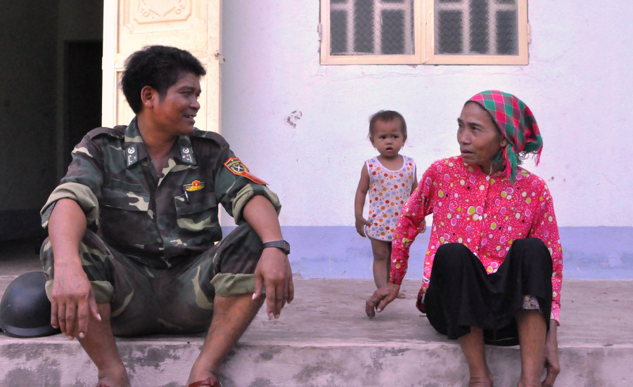 Tình quân-dân nơi biên giới. Ảnh: Trần Dung