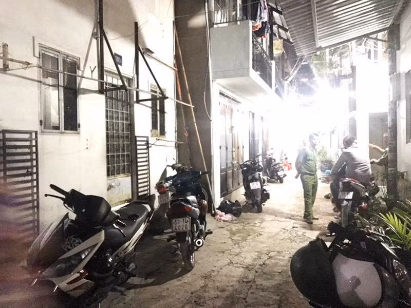 Lực lượng chức năng sau đó có mặt phong tỏa hiện trường, khám nghiệm điều tra làm rõ.