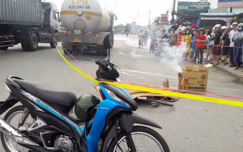 Hiện trường vụ tai nạn giao thông thương tâm.