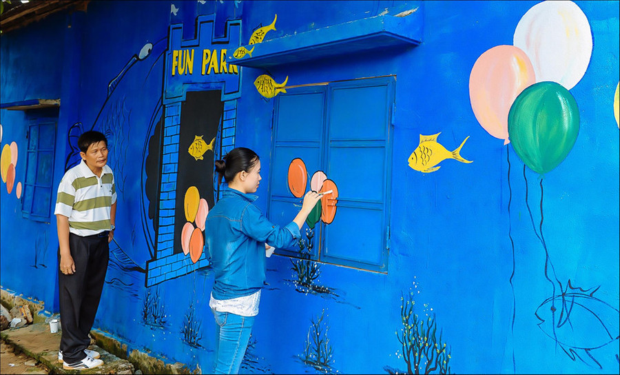 Một ngôi làng vốn không có gì đặc biệt bỗng hóa thân vào trong những bức họa rực rỡ, trở thành một dấu ấn Việt Nam mới mẻ. Nghệ thuật dần đi vào cuộc sống của bà con nơi đây. Mỗi bức tranh là một câu chuyện, gửi gắm thật nhiều tâm huyết và tình cảm. Ảnh: Hai Hoang.