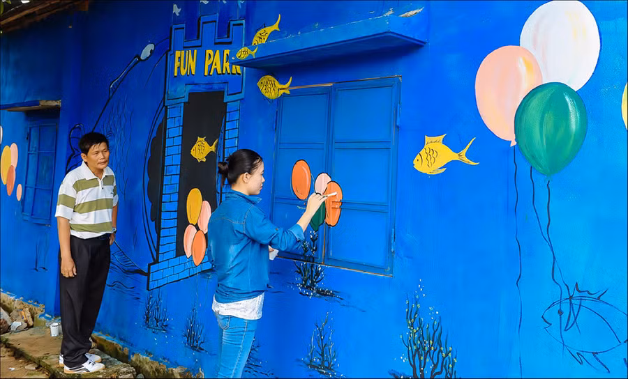 Một ngôi làng vốn không có gì đặc biệt bỗng hóa thân vào trong những bức họa rực rỡ, trở thành một dấu ấn Việt Nam mới mẻ. Nghệ thuật dần đi vào cuộc sống của bà con nơi đây. Mỗi bức tranh là một câu chuyện, gửi gắm thật nhiều tâm huyết và tình cảm. Ảnh: Hai Hoang.