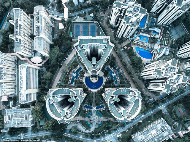 Bộ ba khối tháp giống hệt nhau ở trung tâm Singapore được cây xanh tươi tốt bao quanh