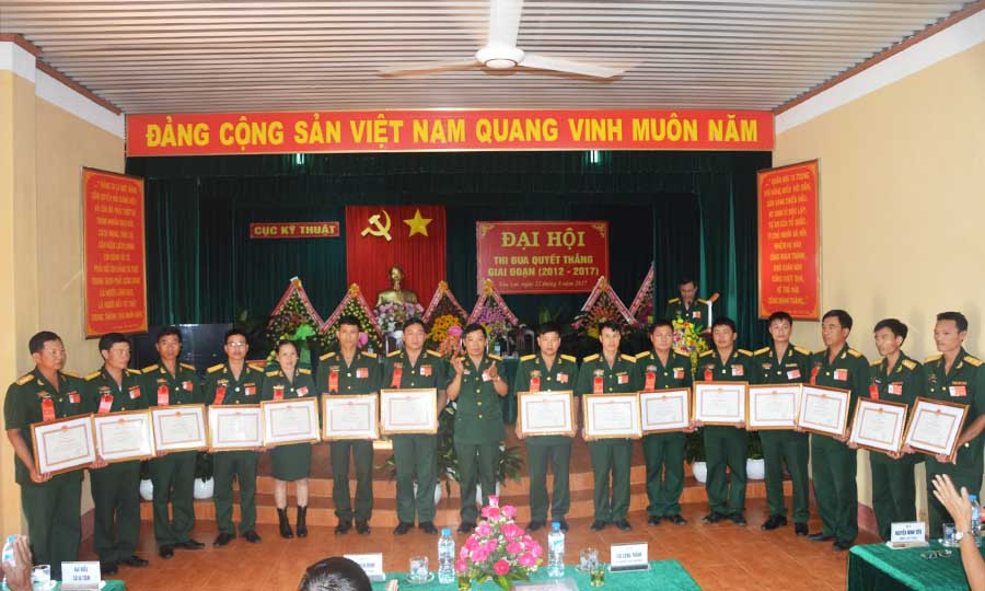 Khen thưởng các cá nhân đạt thành tích xuất sắc trong phong trào TĐQT. Ảnh: V.H