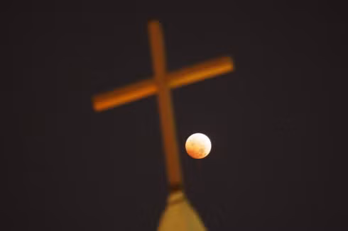 Có nhiều lời đồn liên hệ trăng máu với ngày tận thế.