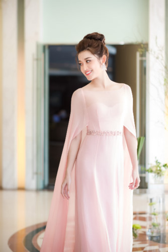 Cô lựa chọn kiểu búi tóc sang trọng và phối cùng trang sức kim cương. Cô lựa chọn kiểu búi tóc sang trọng và phối cùng trang sức kim cương.