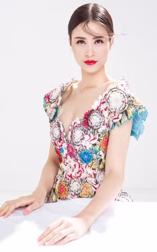 Theo lịch trình, Đông Nhi sẽ góp mặt trên sân khấu Asia Song Festival 2017 vào đêm 24/9 tại Busan, Hàn Quốc. Trước đó, Đông Nhi sẽ livestream trên kênh V Live chính thức của cô để tiết lộ về các kế hoạch trong chuyến đi lần này, cũng như có các hoạt động bên lề.