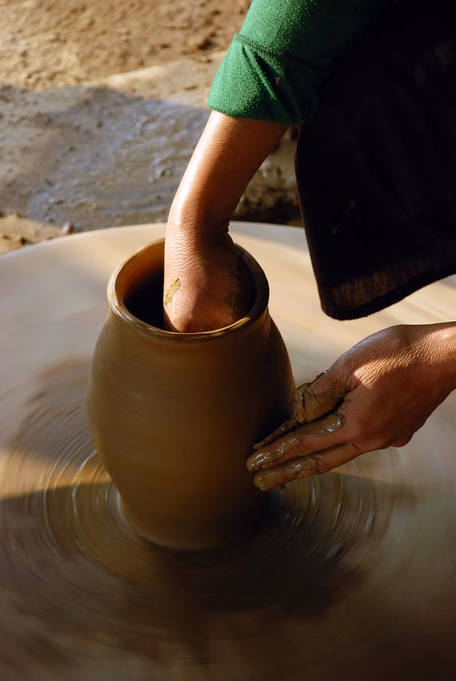 Sản phẩm được làm bằng những kỹ thuật thủ công khéo léo của nghệ nhân làng gốm Thanh Hà. Ảnh: Anh Tùng