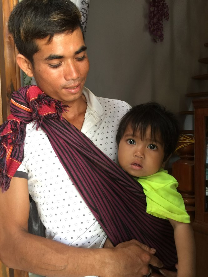 Chàng rể Ya Thương và con gái.