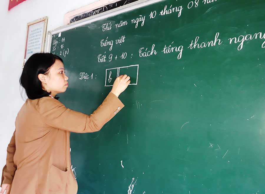  Khi bước lên bục giảng, cô Nguyệt lại gác nỗi niềm riêng của mình để dạy học trò. Ảnh: Trần Dung