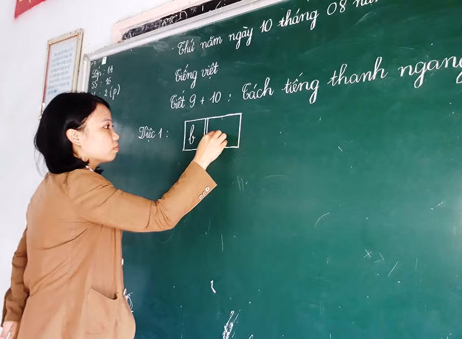  Khi bước lên bục giảng, cô Nguyệt lại gác nỗi niềm riêng của mình để dạy học trò. Ảnh: Trần Dung