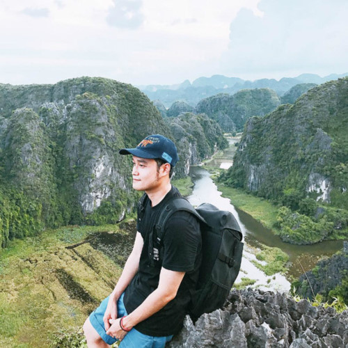 Mới đây nhất, sau những chuyến vi vu khắp năm châu thì Quang Vinh cũng chọn Ninh Bình làm địa điểm nghỉ dưỡng của mình. Nam ca sĩ cũng khoe nhiều hình ảnh tuyệt đẹp được chụp ở vùng đất Cố đô này. Mới đây nhất, sau những chuyến vi vu khắp năm châu thì Quang Vinh cũng chọn Ninh Bình làm địa điểm nghỉ dưỡng của mình. Nam ca sĩ cũng khoe nhiều hình ảnh tuyệt đẹp được chụp ở vùng đất Cố đô này.