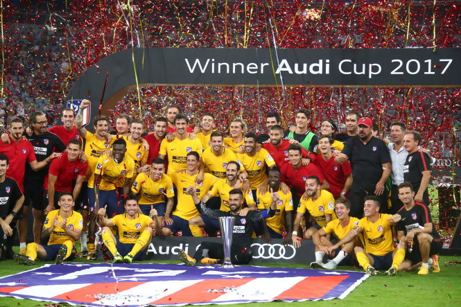 Các cầu thủ Atletico Madrid và chức vô địch Audi Cup 2017. Ảnh: REUTERS Các cầu thủ Atletico Madrid và chức vô địch Audi Cup 2017. Ảnh: REUTERS