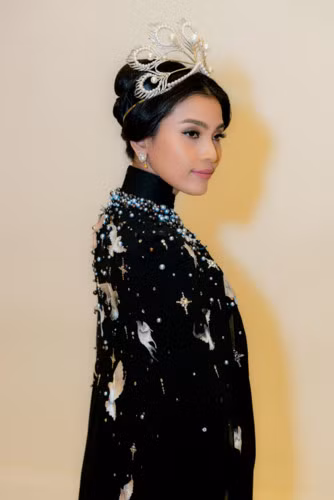 Với thiết kế này, Á hậu Trương Thị May mang tới hình ảnh sang trọng, quyền quý.