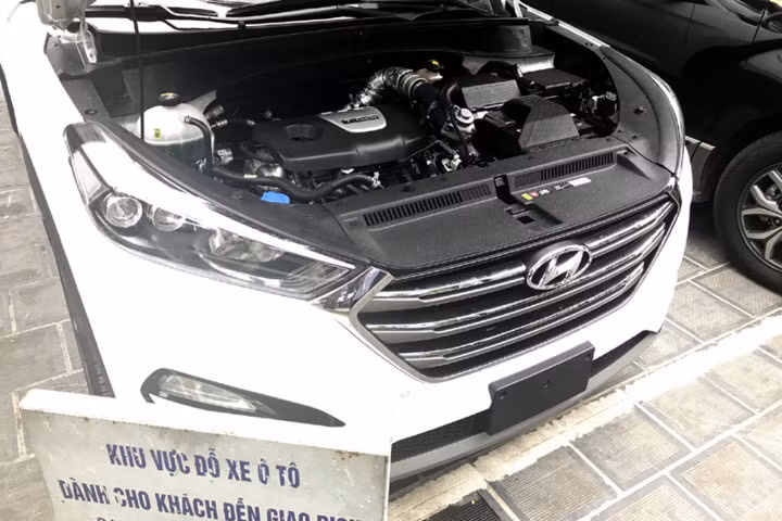 Về Hyundai Tucson, đây là chiếc xe thuộc thế hệ thứ 3 của dòng xe, được giới thiệu tại thị trường quốc tế vào đầu năm 2015 và ở Việt Nam vào tháng 8-2015.