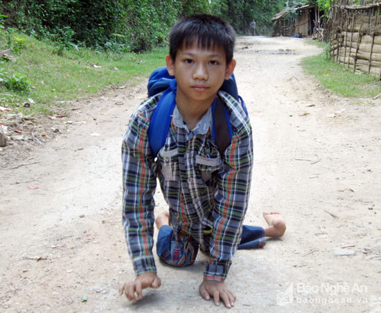 Bị tật nguyền từ lúc sinh ra, những năm học tiểu học và THCS Lương Văn Mậu đến lớp chủ yếu nhờ đôi tay.