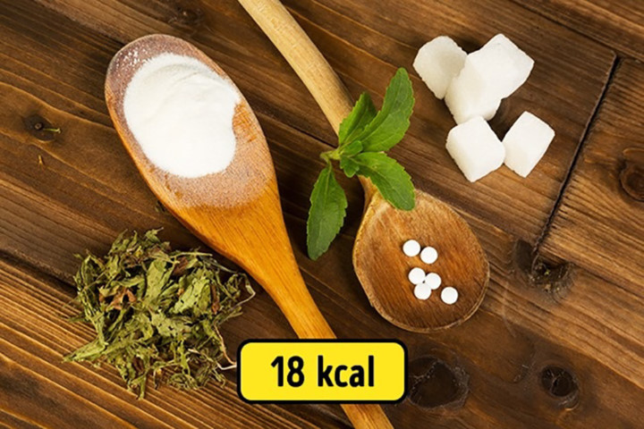 Đường cỏ ngọt stevia: Đây là sự lựa chọn tuyệt vời trong số các chất thay thế đường có lượng calo thấp. Nó chỉ chứa 18 kcal/100 gram nhưng ngọt gấp 25 lần so với đường thông thường. Stevia đang có tác dụng lớn với những người cố gắng để giảm cân. Đường cỏ ngọt stevia: Đây là sự lựa chọn tuyệt vời trong số các chất thay thế đường có lượng calo thấp. Nó chỉ chứa 18 kcal/100 gram nhưng ngọt gấp 25 lần so với đường thông thường. Stevia đang có tác dụng lớn với những người cố gắng để giảm cân.