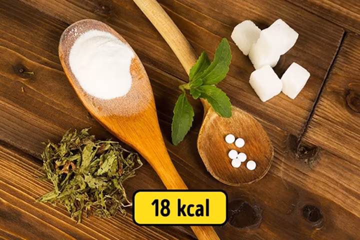 Đường cỏ ngọt stevia: Đây là sự lựa chọn tuyệt vời trong số các chất thay thế đường có lượng calo thấp. Nó chỉ chứa 18 kcal/100 gram nhưng ngọt gấp 25 lần so với đường thông thường. Stevia đang có tác dụng lớn với những người cố gắng để giảm cân.