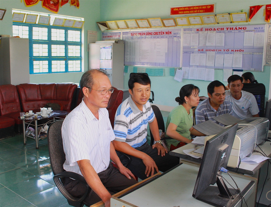 Giáo viên các trường tập trung triển khai nhiệm vụ, chuẩn bị cho ngày tựu trường. Ảnh: Hồng Thi