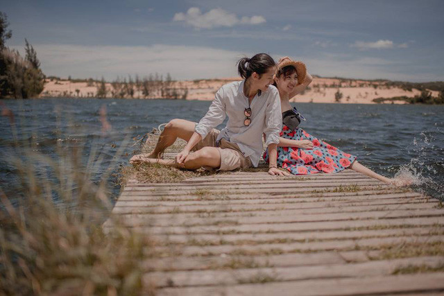  Họ dạo chơi nhiều miền đất ở Việt Nam, trải nghiệm đi tàu hoả, xe máy, đội nón lá và ăn những món ăn thuần Việt.