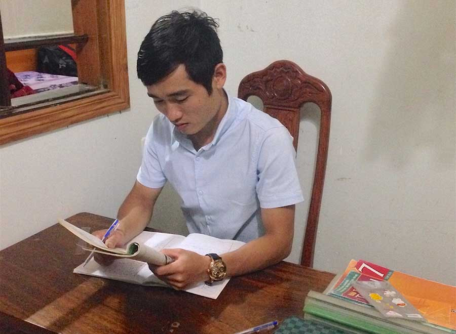 Thầy Toàn đang chuẩn bị giáo án để giảng dạy trong năm học mới sắp đến. Ảnh: Hồng Thi Thầy Toàn đang chuẩn bị giáo án để giảng dạy trong năm học mới sắp đến. Ảnh: Hồng Thi