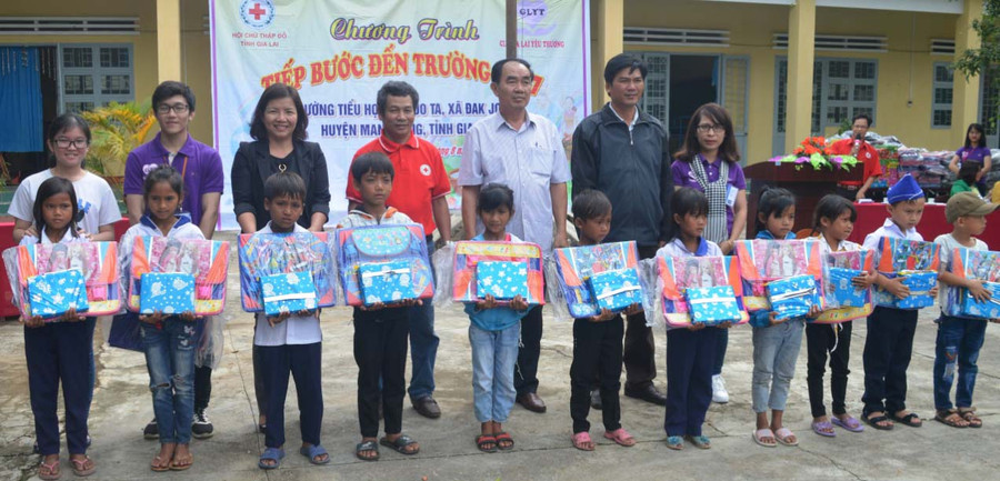 Tặng quà cho các em học sinh tại Trường tiểu học Đak Jơ Ta. Ảnh: Đ.Y Tặng quà cho các em học sinh tại Trường tiểu học Đak Jơ Ta. Ảnh: Đ.Y