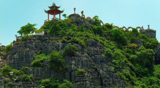 Hang Múa là địa điểm du lịch hấp dẫn với du khách.