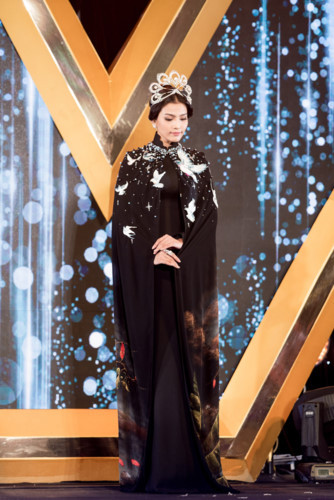 Chiếc vương miện có hình cánh chim phượng hoàng đang tung bay, tượng trưng cho tài năng, địa vị xã hội và sắc đẹp vĩnh cửu. Chiếc vương miện có hình cánh chim phượng hoàng đang tung bay, tượng trưng cho tài năng, địa vị xã hội và sắc đẹp vĩnh cửu.