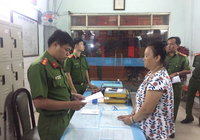 N.H.O nghe đọc lệnh bắt (ảnh công an cung cấp)