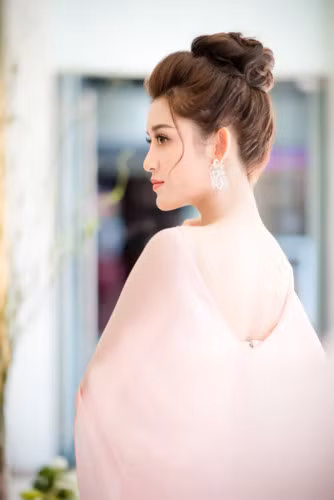  Ngoài ra Huyền My và ê-kíp cũng tìm tới các thương hiệu thời trang đẳng cấp quốc tế để có sự thay đổi và biến hoá ấn tượng nhất cho cô.