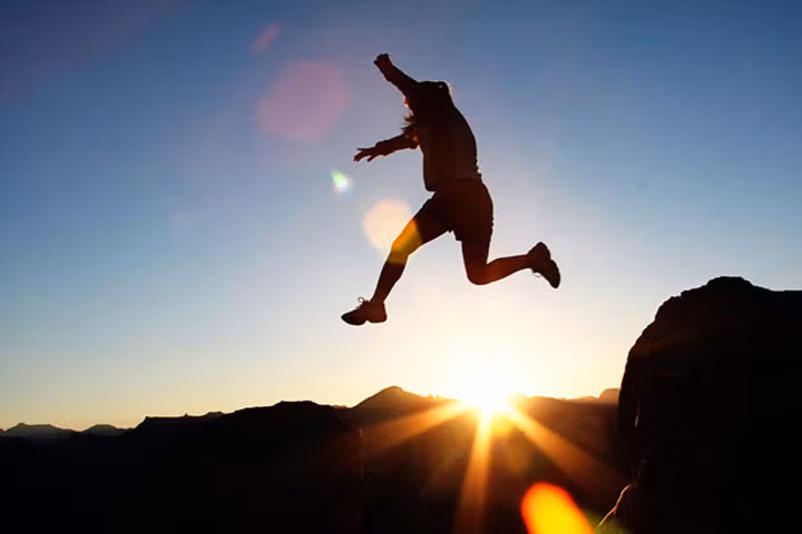  Bật chế độ video quay chậm. Đối với những bức ảnh cần chụp khoảnh khắc tốc độ không gì phù hợp hơn bằng chế độ quay video chậm. Ở những cách tạo dáng như nhảy. Và một thời gian sau khi tạo dáng mệt nhọc, bạn chỉ cần xem lại video, chọn những khoảnh khắc ưng ý nhất và chụp lại màn hình.